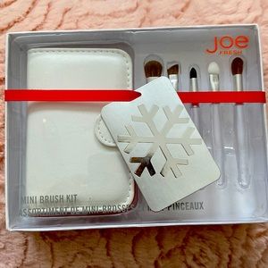 🆕 Joe Fresh five piece mini brush set.